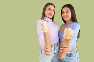 Canvas Print - Young women with doner kebabs on green background