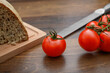 Dojrzałe czerwone pomidory malinowe obok chleba na kanapki, jedzenie na surowo 
