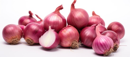 Poster - Pile of onions on white surface