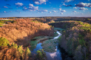 Fototapete - Spring landscape of the forest and twisted Radunia river in Kashubia. Poland