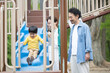 新緑の公園の滑り台で遊ぶアジア人（日本人）の親子 3人家族　パパ(父親）の子育てや育児の休日のイメージ	
