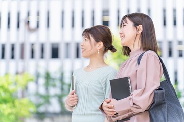 Sticker - 立体駐車場のある街を歩くビジネスウーマン・大学生・OL(ノート)
