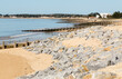 Érosion dunaire, recul de la dune du à la hausse du niveau de la mer, protection par empierrement et épis en bois et en pierres. Noirmoutier