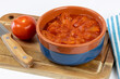 bol de tomates concassées, en gros plan, sur une planche à découper