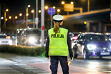 Fototapeta  - Policjantka ruchu drogowego zatrzymuje pojazd.