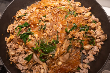 Fried vermicelli with meat and vegetables.