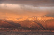 Gipfel über Montreux im Abendlicht; Blick von Locum auf Montreux mit den schneebedeckten Gipfeln um die Rochers de Naye