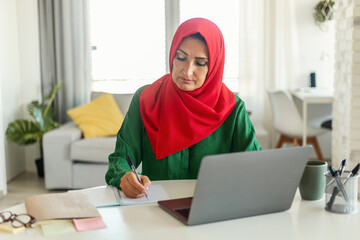Aufkleber - Woman in Hijab Sitting at Table With Laptop