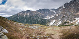 Fototapeta  - Żółty znakowany szlak górski w Tatrach Wysokich.