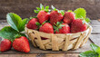 Erdbeeren im Holzkörbchen auf Holzhintergrund 