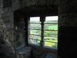 Blick durch Burgfenster an der Burg Rudelsburg an der Saale bei Bad Kösen