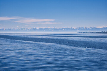 Wall Mural - Bodensee, auf dem Wasser mit Alpensicht