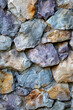 Pared de rocas con tonos de colores naturales.