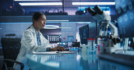 Aufkleber - Hospital Research Center Laboratory: Asian Female Medical Scientist Using Computer with Brain MRI Images. Professional Neurologist Analysing CT Scan, Finding Treatment for Patient With Brain Damage.
