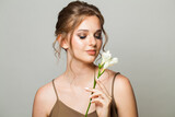 Fototapeta Niebo - Spring woman with beautiful flowers. Healthy woman with natural makeup and fresh clean skin