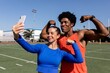 © Rawpixel.com - Male and female athletes flexing and taking a selfie