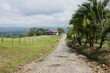 Feldweg neben Weide in der Berglandschaft bei La Fortuna in Costa Rica