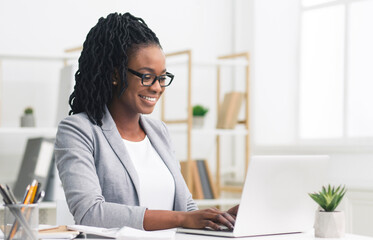 Aufkleber - Black Female Entrepreneur Using Laptop In Modern Office
