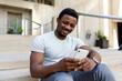© Rawpixel.com - African American man texting on a phone