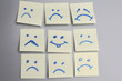 Emocje na żółtych karteczkach, radość , złość, zadowolenie.