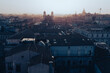 une vue des toits et des clochers d'une ville italienne  en contre jour