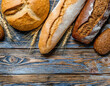 Brote auf holzhintergrund draufsicht 
