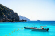 Traumhafter Strand mit türkisblauem Wasser in einer Bucht in Paleokastrista auf Korfu