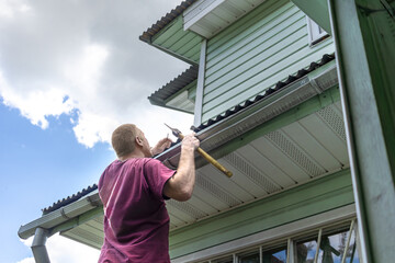 Handyman's cottage: Roof repair with your own hands.