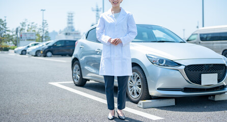 Canvas Print - 車の前に立つ日本人女性医師