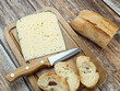 tranche de fromage : tomme noire des Pyrénées, en gros plan, sur une table