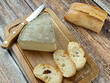  fromage : tomme de Savoie, en gros plan, sur une table
