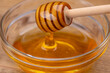 ハニーディッパーから垂れる蜂蜜