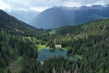 Wall Mural - lago di montagna alpi alpino lago dei caprioli 