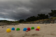 Boules de pétanques en couleur sur une plage