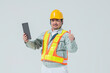 タブレット端末を持って親指を立てる作業服の男性
