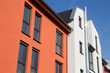 Mehrfamilienhaus mit schönem Fassadenanstrich in Weiß und mediterranem Orangeton