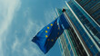 Bandiera dell'Unione Europea issata che si muove al vento