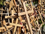 Fototapeta  - Stos drewnianych krzyży na miejscu pokuty. 
