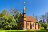 Fototapeta Pomosty - Kapelle mit Wiese und Bäumen in Althof