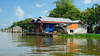 Wall Mural - floating houes on the tonle sap in cambodia