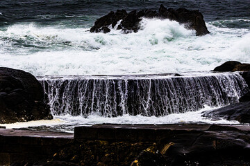 Canvas Print - waves crashing on the rocks