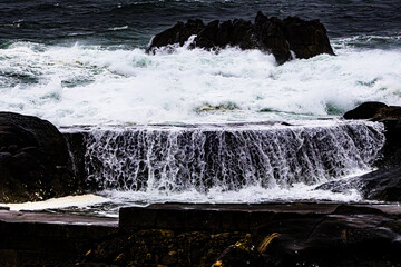 Poster - waves crashing on the rocks