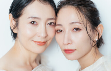 Aufkleber - ミドル女性二人のビューティーポートレート　スキンケア　コスメ