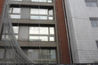 Filets de protection sur une façade d'immeuble
