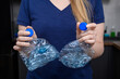 Zgniecione plastikowe butelki po wodzie, plastiki segregowane i wyrzucane do śmietnika 