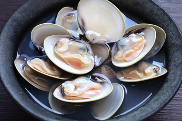 Wall Mural - steamed Hamaguri clams with Japanese rice wine (sake).