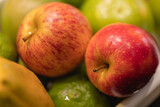 Fototapeta  - Um cesto plástico com frutas higienizadas com maçãs vermelhas em destaque. Visão de cima.