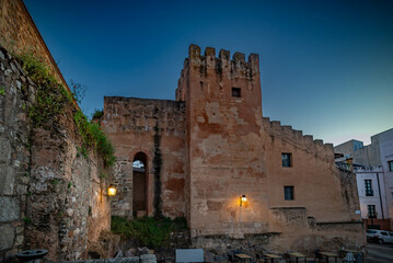 Wall Mural - Vista panorámica del casco histórico de la ciudad española de Cáceres con vistas a los tejados de tejas marrones de edificios antiguos alrededor de la plaza principal en el soleado día de primavera