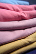 Camisetas de algodon de colores dobladas y apiladas