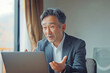© Masato H - テレワークで会議をするビジネスマン